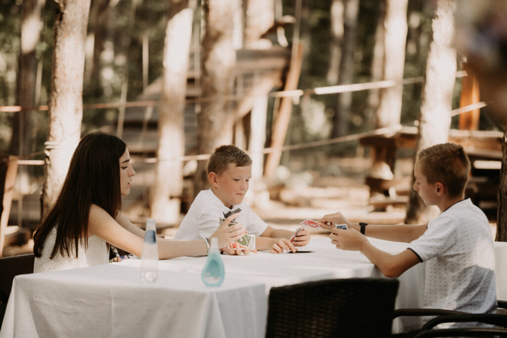 Сватбена агенция в България Алгара Евентс разказва за плюсовете и предизвикателствата на това дали да каним деца на сватбата си.