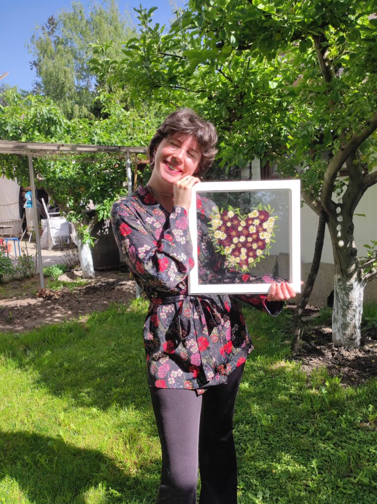 Ръчно хербаризиран булчински букет в стъклена рамка от Симона Lunaria Floral Art