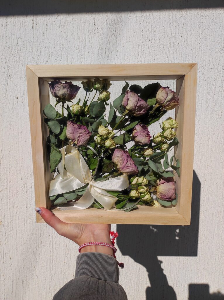 Ръчно хербаризиран булчински букет в стъклена рамка от Симона Lunaria Floral Art