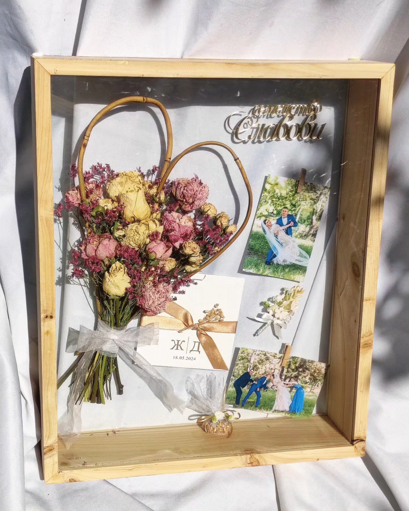 Ръчно хербаризиран булчински букет в стъклена рамка от Симона Lunaria Floral Art