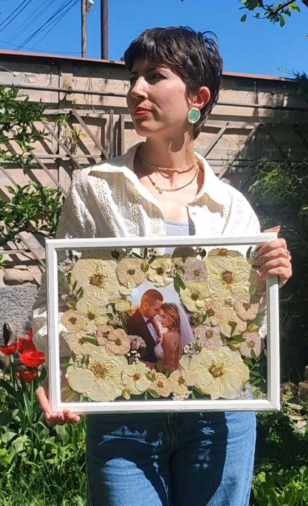 Ръчно хербаризиран булчински букет в стъклена рамка от Симона Lunaria Floral Art