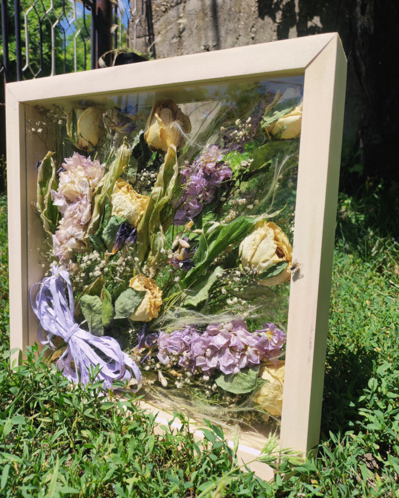Ръчно хербаризиран булчински букет в стъклена рамка от Симона Lunaria Floral Art