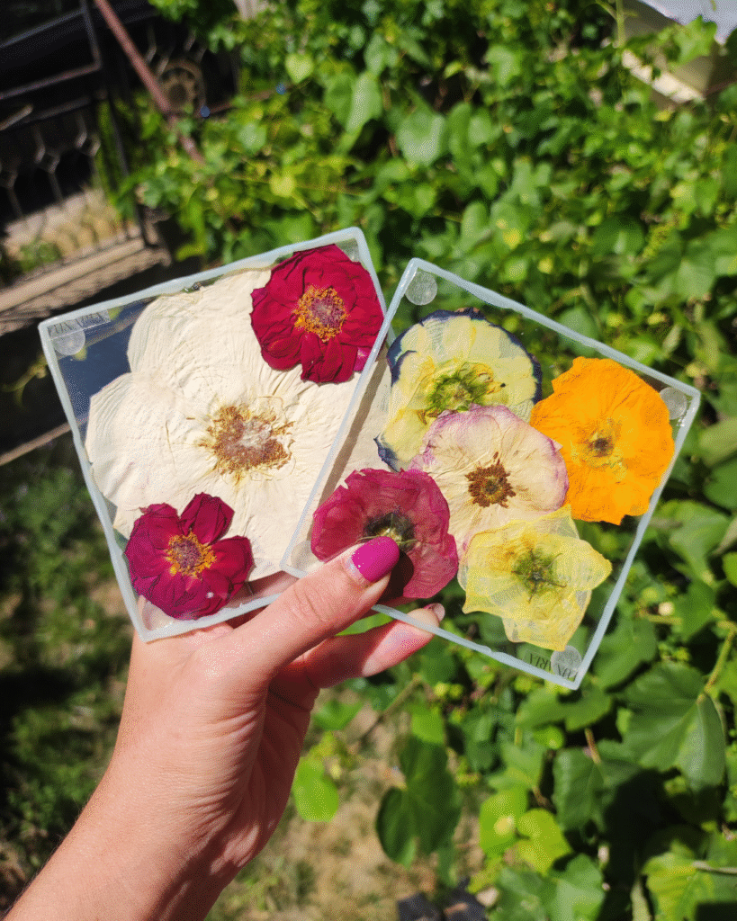 Подложки за чаши с хербаризирани цветя от Симона от Lunaria Floral Art